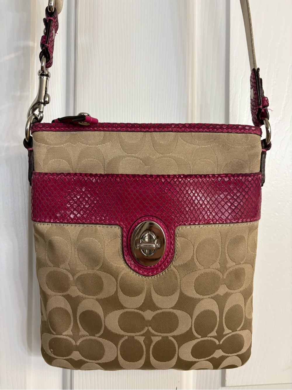 Coach Payton Signature Sateen Crossbody Swingpack Bag